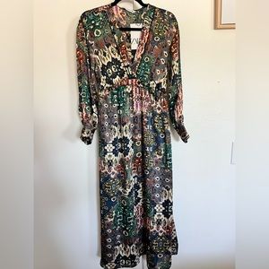 A Zara V neck maxi dress with a fun print. Size XS